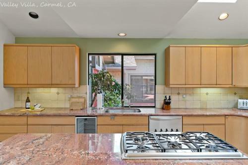 Extrodinary 4 Bedroom 3 And Half Bath With Sweeping Views