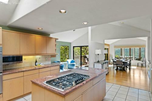 Extrodinary 4 Bedroom 3 And Half Bath With Sweeping Views