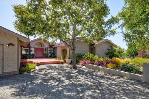 Extrodinary 4 Bedroom 3 And Half Bath With Sweeping Views