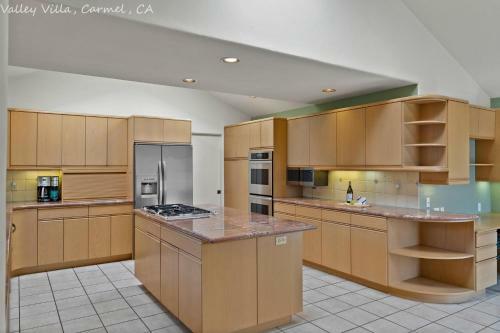 Extrodinary 4 Bedroom 3 And Half Bath With Sweeping Views