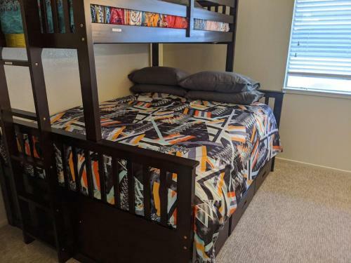 Convenient 2 Bedroom Home With Deluxe Beds