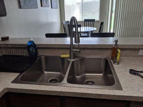Convenient 2 Bedroom Home With Deluxe Beds