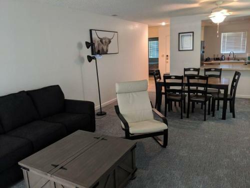 Cozy 2 Bedroom Space With Patio And Hot Tub