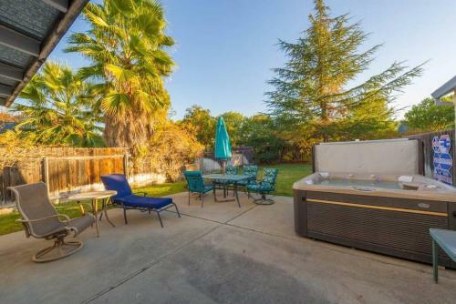 Cozy 2 Bedroom Space With Patio And Hot Tub