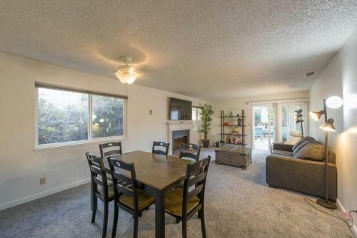 Cozy 2 Bedroom Space With Patio And Hot Tub
