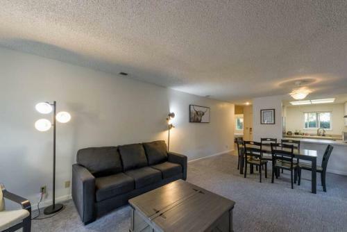 Cozy 2 Bedroom Space With Patio And Hot Tub