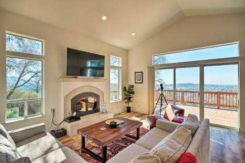 Quiet Retreat With Hot Tub And Sierra Mtn View!