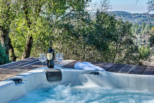 Quiet Retreat With Hot Tub And Sierra Mtn View!