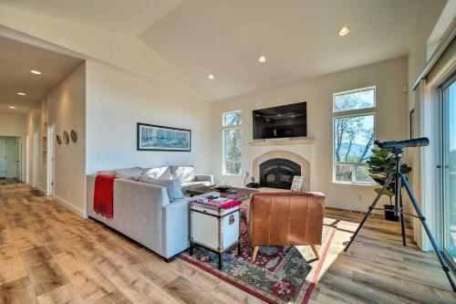 Quiet Retreat With Hot Tub And Sierra Mtn View!