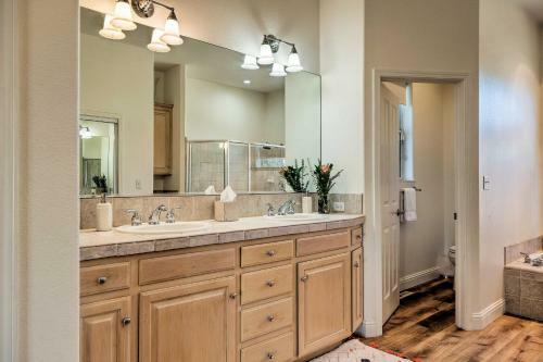 Quiet Retreat With Hot Tub And Sierra Mtn View!