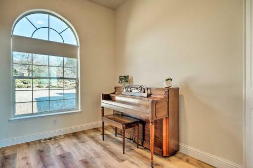 Quiet Retreat With Hot Tub And Sierra Mtn View!