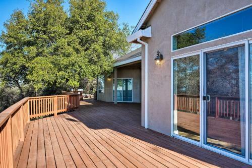 Quiet Retreat With Hot Tub And Sierra Mtn View!
