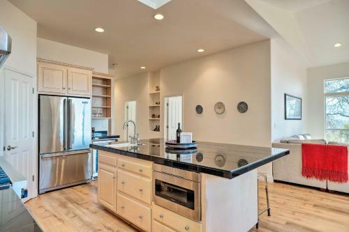 Quiet Retreat With Hot Tub And Sierra Mtn View!