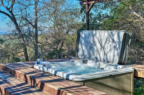 Quiet Retreat With Hot Tub And Sierra Mtn View!