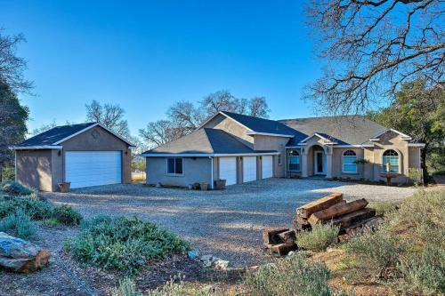 Quiet Retreat With Hot Tub And Sierra Mtn View!