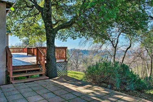 Quiet Retreat With Hot Tub And Sierra Mtn View!