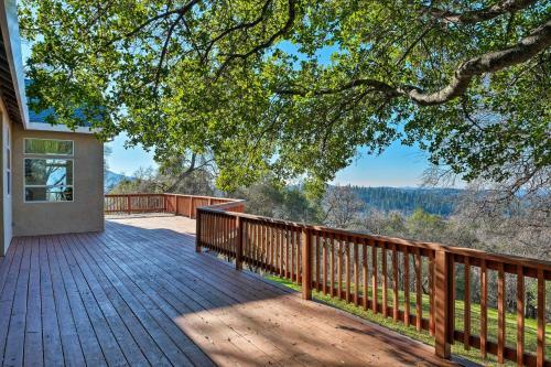 Quiet Retreat With Hot Tub And Sierra Mtn View!