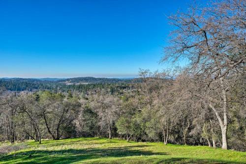 Quiet Retreat With Hot Tub And Sierra Mtn View!