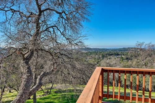 Quiet Retreat With Hot Tub And Sierra Mtn View!