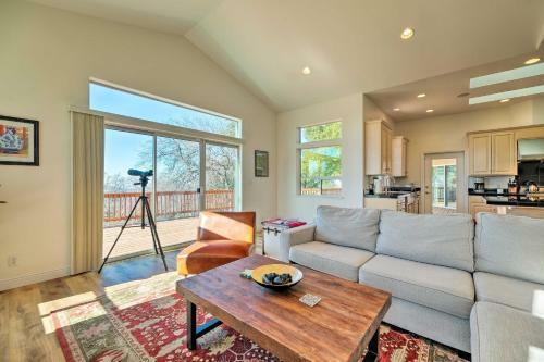 Quiet Retreat With Hot Tub And Sierra Mtn View!