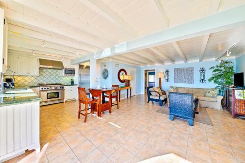 Dp-087b - Tommy Bahama Beach Rd II
