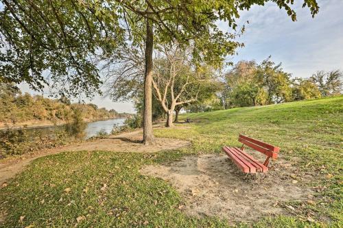 Historic Downtown Escape, Steps To Levee Park