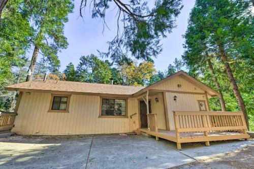 Cabin With Pool Table Less Than 1 Mi To Lake Gregory!
