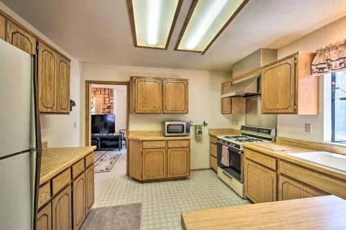 Cabin With Pool Table Less Than 1 Mi To Lake Gregory!