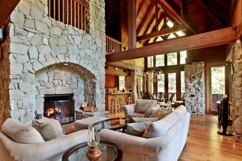 Little Ahwahnee Inn Holiday Home - 2br/2.5ba