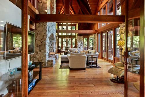 Little Ahwahnee Inn Holiday Home - 2br/2.5ba
