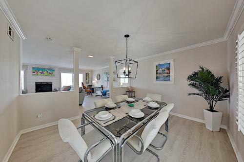 Lagoon-view Beach Getaway With Chef's Kitchen Home
