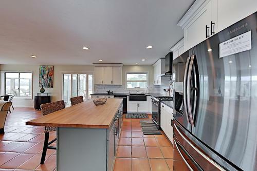 Lagoon-view Beach Getaway With Chef's Kitchen Home