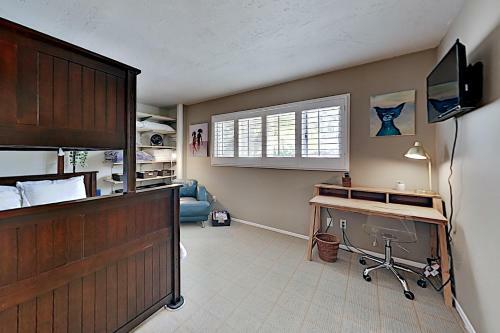 Lagoon-view Beach Getaway With Chef's Kitchen Home