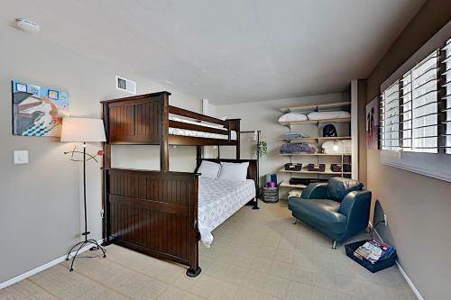 Lagoon-view Beach Getaway With Chef's Kitchen Home