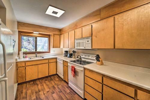 Quiet Home With Graeagle Meadows Golf Course View!