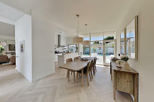 Modern Masterpiece With Private Heated Pool & Spa Home