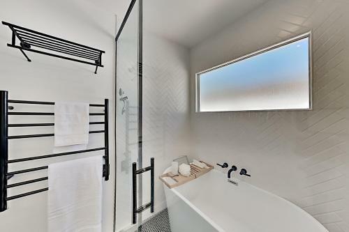 Modern Masterpiece With Private Heated Pool & Spa Home
