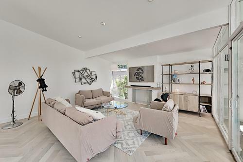 Modern Masterpiece With Private Heated Pool & Spa Home