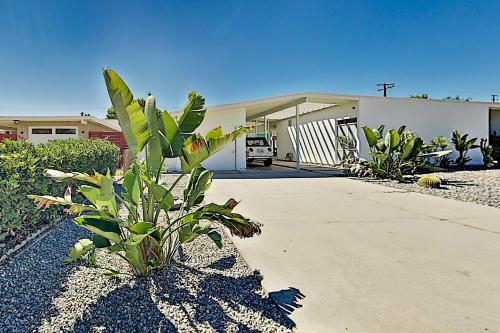 Modern Masterpiece With Private Heated Pool & Spa Home