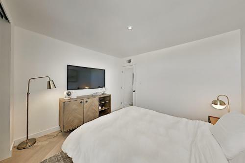 Modern Masterpiece With Private Heated Pool & Spa Home