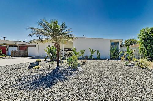 Modern Masterpiece With Private Heated Pool & Spa Home