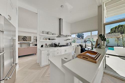 Modern Masterpiece With Private Heated Pool & Spa Home