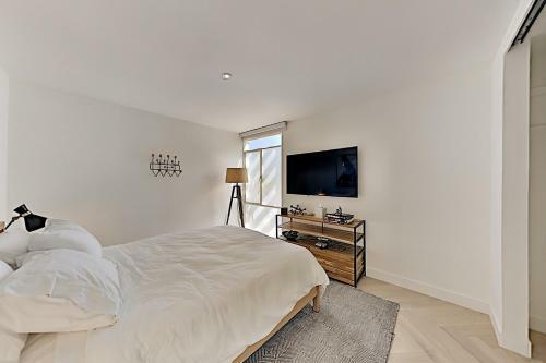 Modern Masterpiece With Private Heated Pool & Spa Home