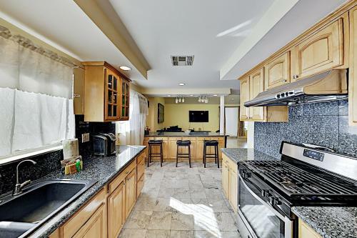 Spacious & Private Retreat - Backyard Pool Oasis Home