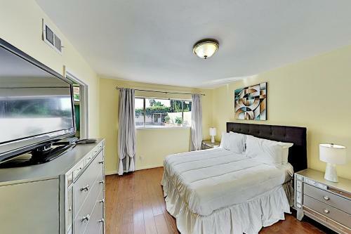 Spacious & Private Retreat - Backyard Pool Oasis Home