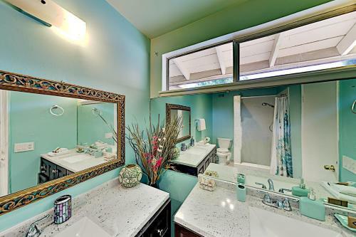 Spacious & Private Retreat - Backyard Pool Oasis Home