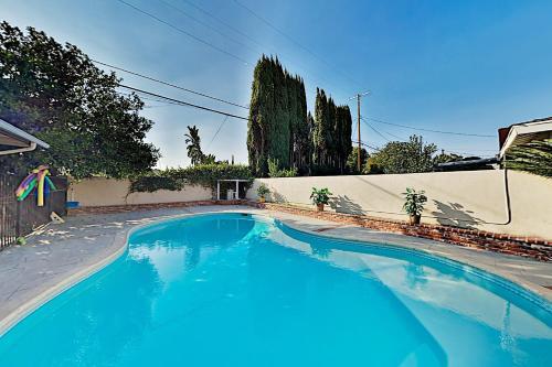 Spacious & Private Retreat - Backyard Pool Oasis Home