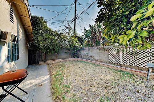 Spacious & Private Retreat - Backyard Pool Oasis Home