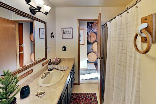 Custom Cabin Near Skiing & Green Valley Lake Home
