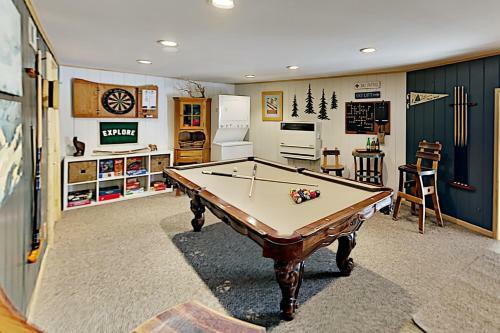 Custom Cabin Near Skiing & Green Valley Lake Home